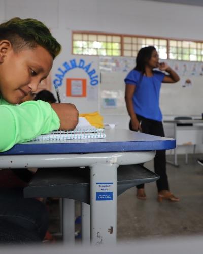 Em duas décadas, a maioria da população brasileira estará em idade ativa, mas não será mais jovem; muitos precisarão navegar pelo mercado de trabalho com baixa escolaridade. O número de crianças terá diminuído, mas, enquanto isso, quase metade delas cresce em condição de pobreza. 