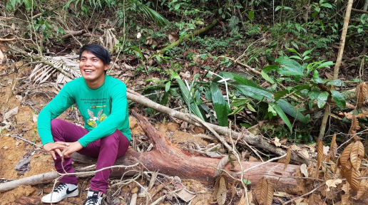 O estudante Motã Waiãpi descansa durante as filmagens na Floresta Amazônica