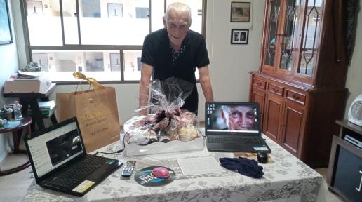 Guilherme Gargantini, de 80 anos, com sacolas de brindes do Pandebingo. Foto: Divertidosos