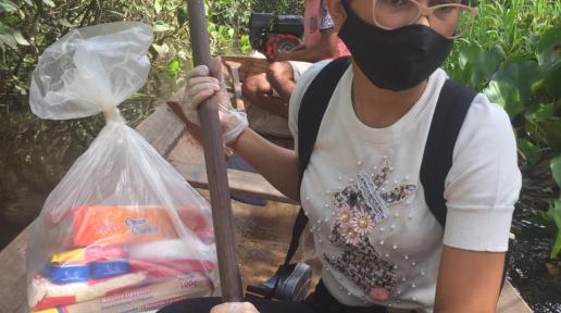 Estefhany rema canoa para entregar alimentos no Amapá