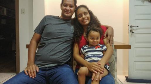 O casal Laura e Júlio César com a filha Ashley em São Leopoldo, no Rio Grande do Sul 