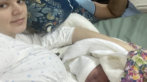 Arthur, filho de Maria, no porão da maternidade em um hospital em Kyiv, onde ela e outras mães e seus familiares se abrigaram