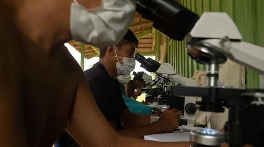 Yanomamis participam de formação sobre diagnóstico de malária realizada pela OIM.