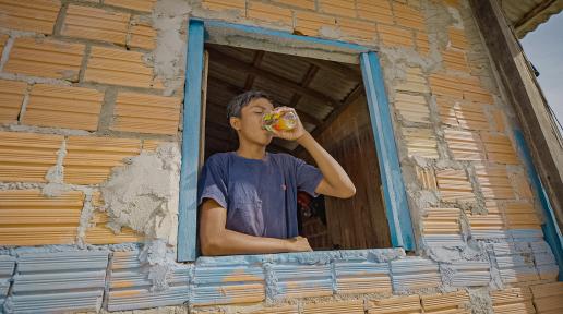 Criada em 2020, a comunidade indígena São Francisco, em Roraima, cresceu longe das principais fontes de água e, com isso, as famílias, incluindo crianças e adolescentes, caminhavam até cinco quilômetros para chegar até a fonte mais próxima. Foi a partir da iniciativa do UNICEF e parceiros que a comunidade indígena recebeu sua primeira rede de abastecimento de água.