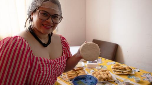 Por meio do microcrédito, a venezuelana Livis tem aumentado a produção de pratos típicos por encomenda e planeja a abertura de uma loja física  ©️ ACNUR/Paola Bello